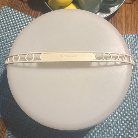 Vintage Tupperware Large Cake Keeper with handle - Picture 2 of 6